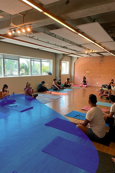 yoga dentro do tapetinho
